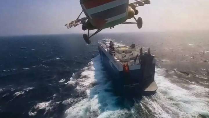 Хуситтер америкалық ұшақ таситын кемеге шабуыл жасады