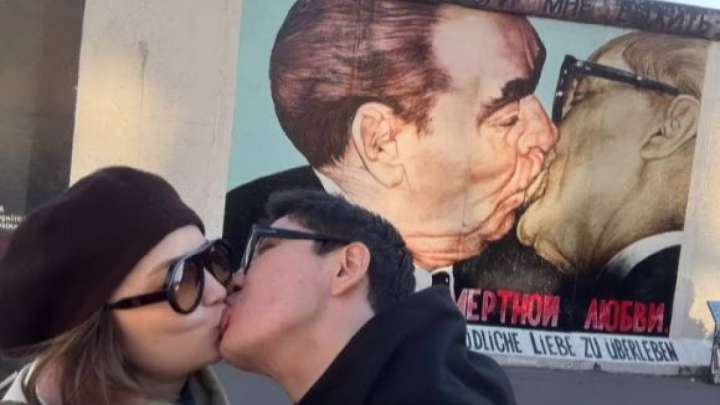 Айқын Төлепберген жұбайымен сүйіскен суретін желіге саламын деп сынға ұшырады