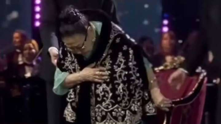 «Баян үлгі алсын»: Бибігүл Төлегенова халыққа иіліп құрмет көрсетті