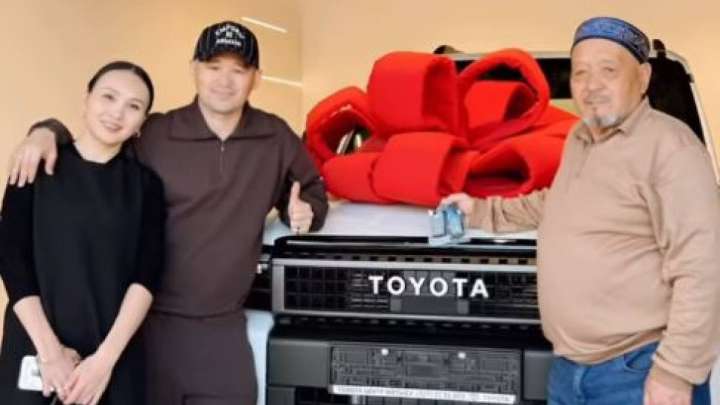 Серік Ибрагимов әкесіне су жаңа көлік сыйлады