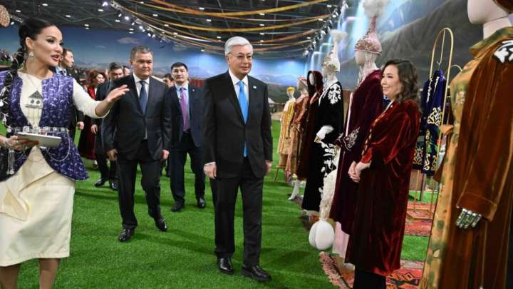 Президент этноауылдағы қолөнер жәрмеңкесін аралап көрді