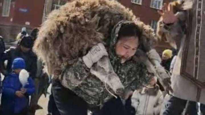 Жақында босанған: Риддерде жас ана қошқар көтеру сайысында жеңіске жетті