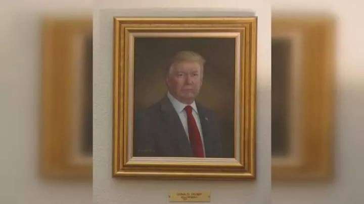 Трамп Колорадодағы Капитолийде ілінген портретін сынап тастады