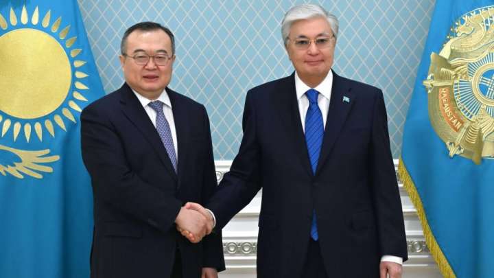 Тоқаев Қытай Коммунистік партиясының мүшесін қабылдады