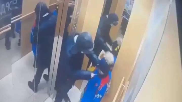 Лифтіде баланы пышақтаған жасөспірімнің анасы ұлын емдеуден бас тартты