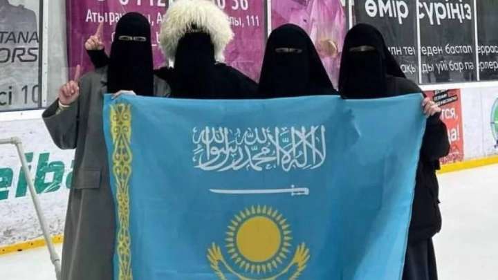 Араб жазуы бар мемлекеттік тумен суретке түскен қыздар босатылды