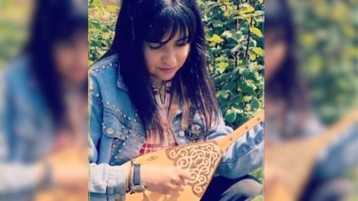 Домбыра құлағында ойнайтын Чили азаматшасы желідегілерді тәнті етті