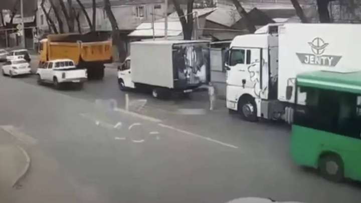 Алматыда 7 жасар қыз жантүршігерлік жол апатынан қаза тапты: жүк көлігінің жүргізушісі ұсталды