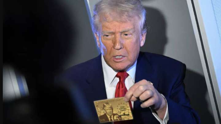 Трамп 2 млрд теңге тұратын "алтын визаны" көрсетті