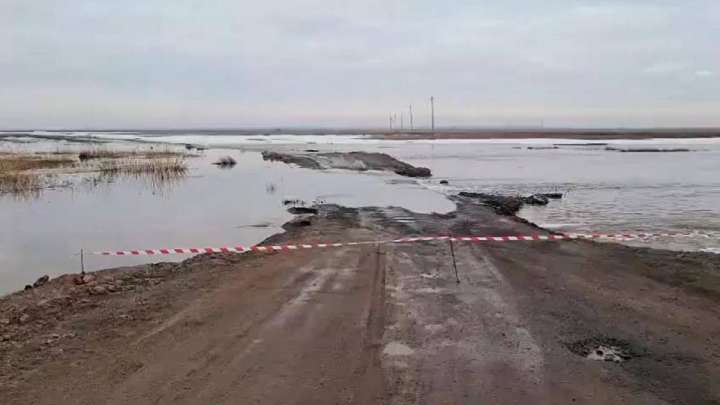 Ақмола облысында елді мекендерге баратын жол су тасқынына байланысты жабылды