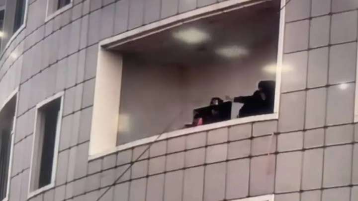 Астанада 15-қабаттан секірмек болған жігітті полицей құтқарып қалды