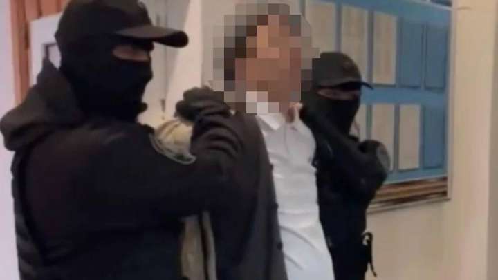 Блогер бірнеше қызды зорлады деген күдікпен ұсталды