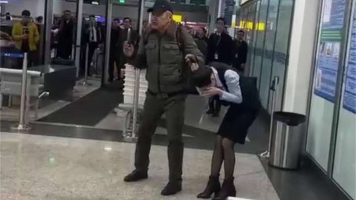 Алматыда әуежай қызметкерін кепілге алу ісіне қатысты сот отырысы басталды