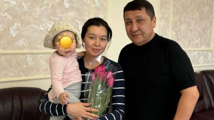 Алматы әуежайындағы кепілге алынған қыз сот залында жылап қалды