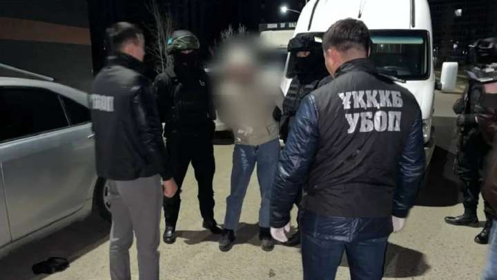 Оралда әлеуметтік желі арқылы бопсалаумен айналысқан күдікті ұсталды