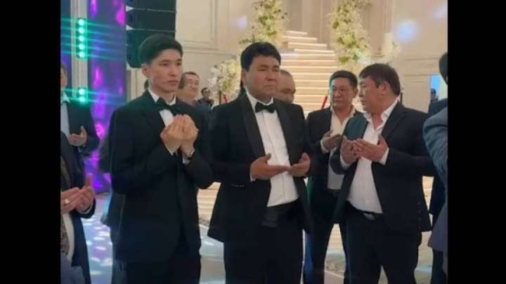 Қызын ұзатқан әнші Мирас Бекжанов көзіне жас алды