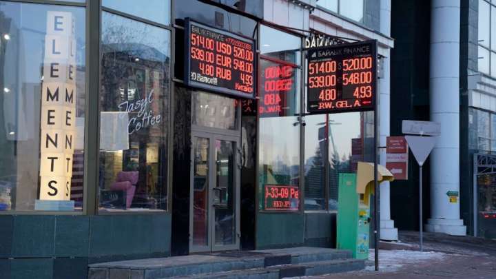 Тимур Сүлейменов: Көше бойындағы валюта бағамдарының таблолары 90-жылдардан қалған дәстүр