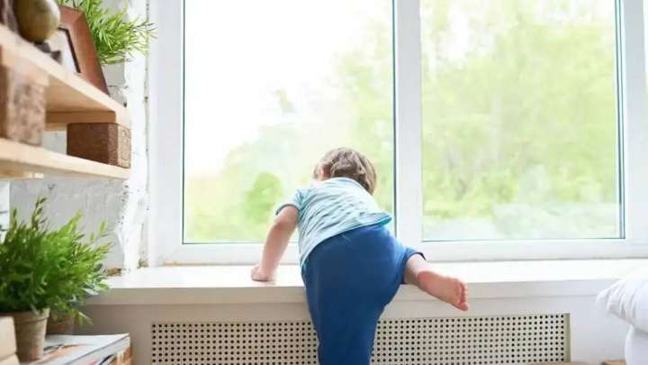 Астанада сәби 15-қабаттың терезесінен құлап кетті