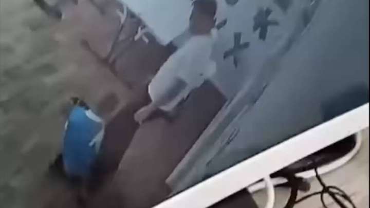 Даун синдромы бар баланы таяқпен ұрған маман жұмыстан қуылды