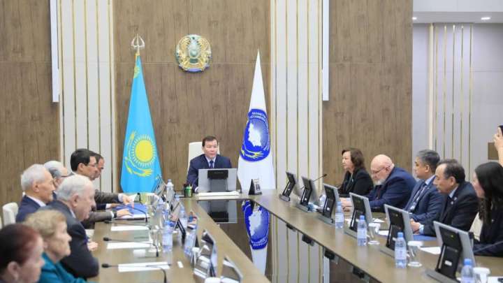 В Актобе членов АНК наградили юбилейными медалями