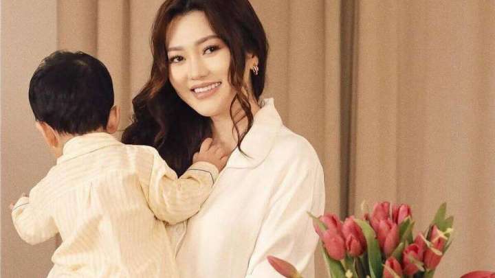 «Жоспарды өзгерттік»: Ерке Есмахан жыл тойын кейінге қалдырғанын айтты