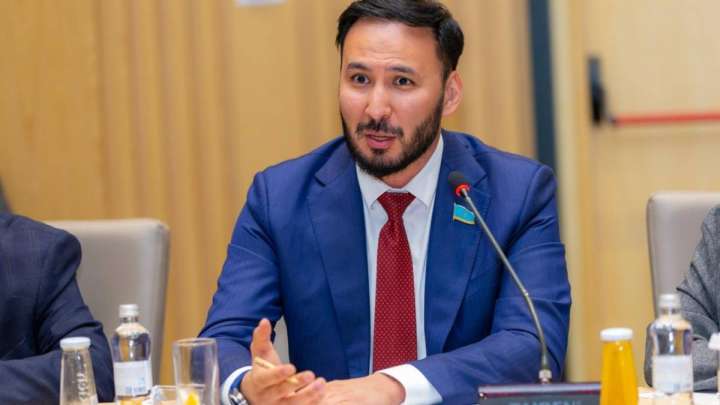 Депутат Қожаназаров өз ойын дұрыс жеткізу үшін орыс тілінде сөйлейтінін айтты