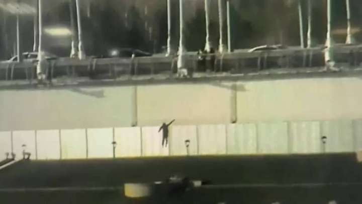 Астанада ер адам көпірден секіріп кетті