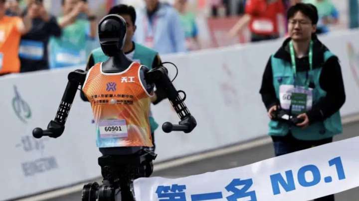 Роботтар алғаш рет адамдармен бірге марафон жүгіріп өтті