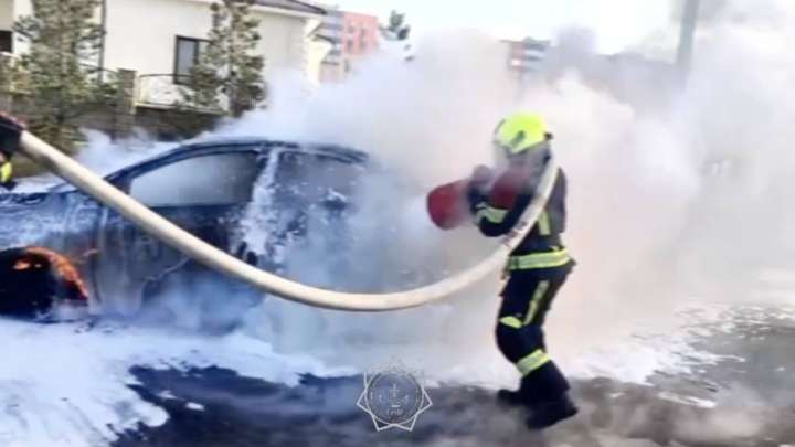 Астанада көше ортасында көлік өртенді