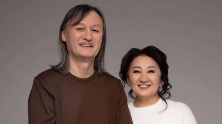 «Өзіңізге жақсылық жасаса болды ма». Ұлықпан Жолдасовтың әйелі сынның астында қалды