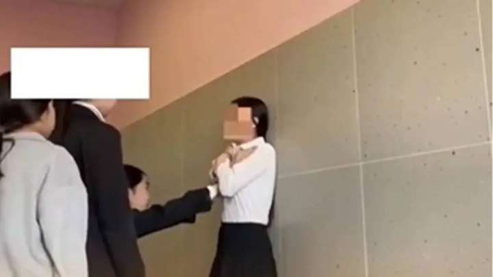 Оқушы қыздар ойын ойнап, сыныптасын талдырып тастаған