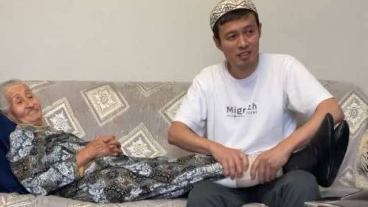 Анасының аяғын уқалаған Ердос Қанаев көпшілікті сүйсіндірді