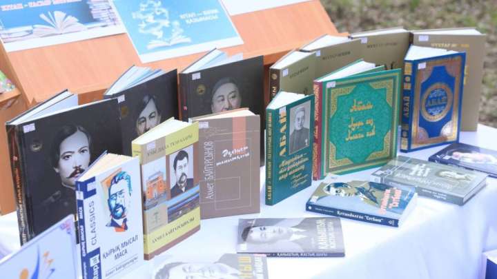 Ұлттық кітап күні: 500 метрлік гүлзар алаңында ақтөбеліктер кітап әлеміне саяхаттады