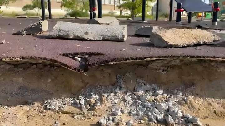 Ақтауда тұрғындар жақында салынған спорт алаңының сапасына шағымданды