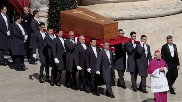 Ватиканда Рим папасымен қоштасу рәсімі өтіп жатыр