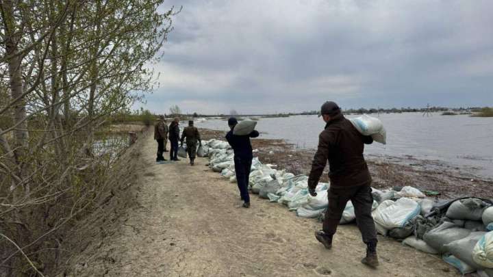Құтқарушылар ел солтүстігіндегі бөгеттерді нығайтып жатыр