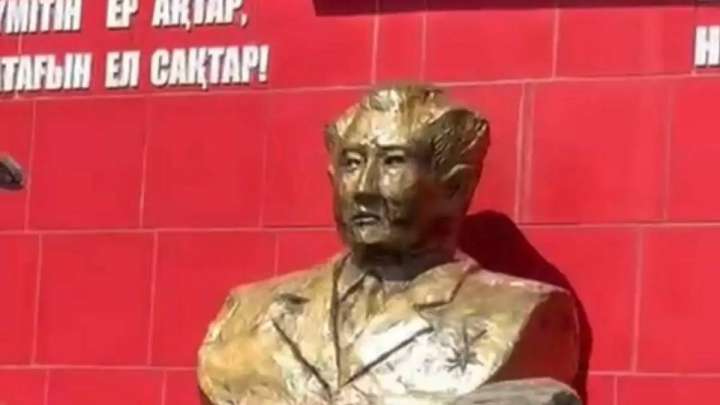 "Ким Чен Ынға ұқсайды". Желіде Қасым Қайсеновтің ескерткіші қызу талқыға түсті