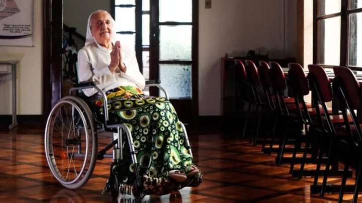 Әлемдегі ең кәрі адам көз жұмды