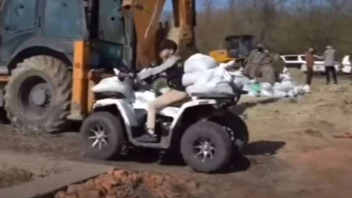 СҚО-да квадроциклмен қап тасыған баланың ата-анасына айыппұл салынды