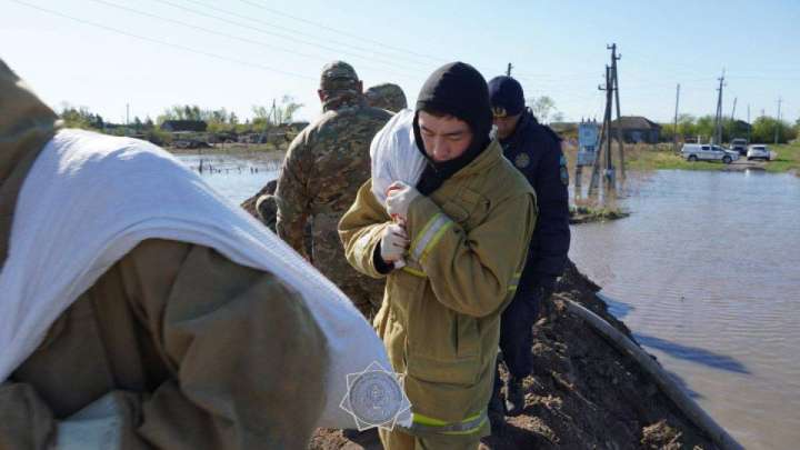 Құтқарушылар солтүстіктегі ауылды тасқын судан қорғап қалды