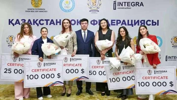 Әлем чемпионы атанған боксшы қыздарға қанша доллар сыйақы берілді?