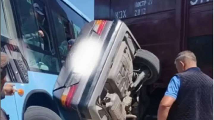 Таразда пойыз, жолаушылар автобусы және жеңіл көлік соқтығысқан