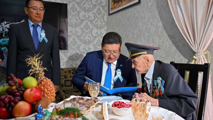 Абай облысының әкімі соғыс ардагерлерін Жеңіс күнімен құттықтады