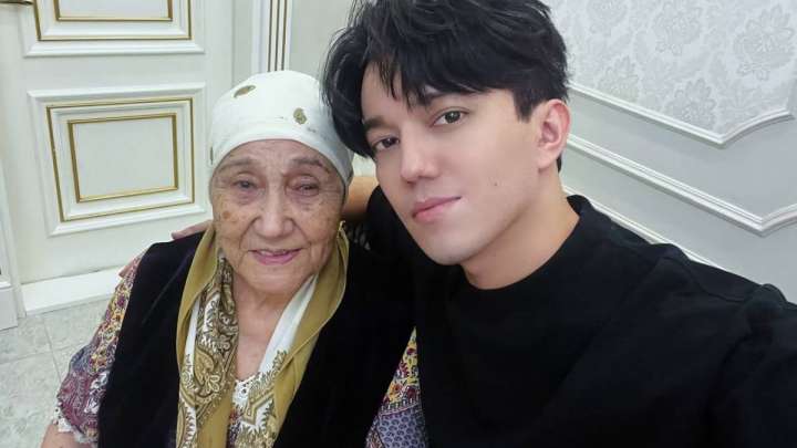 Димаш Құдайберген анасының жанкүйерлерге жолдаған аманатын жеткізді