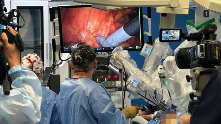 Қазақстанда алғаш рет қашықтан басқарылатын робот арқылы ісік алып тастау отасы жасалды