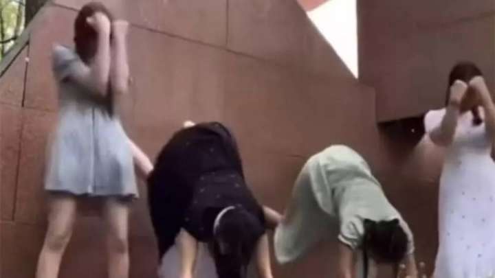 Жеңіс саябағында билеген оқушы қыздар жазаланды