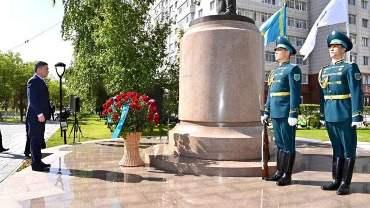 Бектенов ұшқыш Талғат Бигелдиновтің ескерткішіне гүл шоқтарын қойды