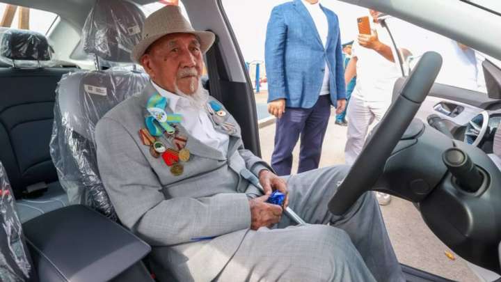 Шымкентте көзі тірі екі соғыс ардагеріне көлік сыйлады