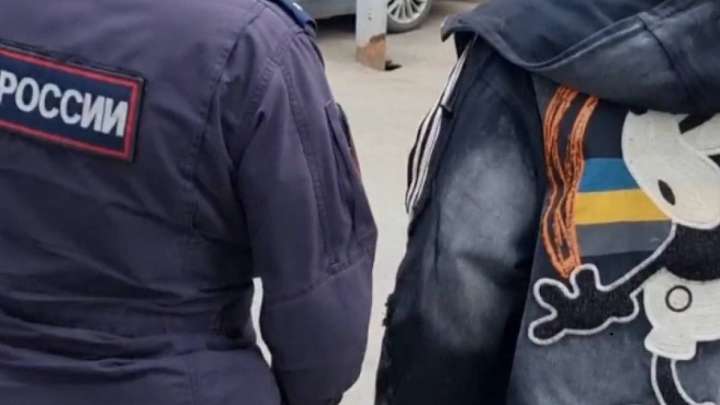 "Украинаға жұмыс істейді". Ресейде әйел курткасы үшін "экстремизм" күдігімен ұсталды