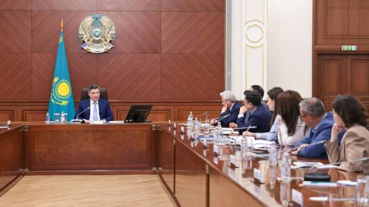 Бектенов сарапшылармен экономиканың даму мәселелерін талқылады